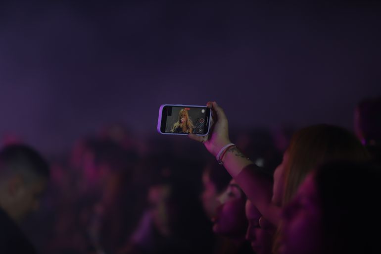 El acompañamiento de la gente fue multitudinario en la primera noche de la Fiesta de la Confluencia.