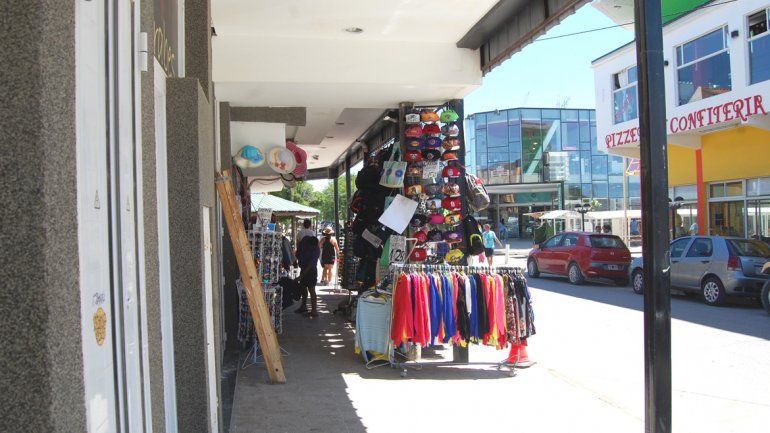 Los comerciantes sacaron la mercadería al paso de los turistas y residentes para mejorar sus ventas.&nbsp;