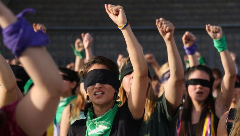 Video: #ElVioladorEresTú llegó a Neuquén y cientos de mujeres cantaron frente a la Ciudad Judicial