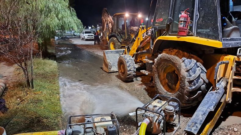 Los operarios de EPAS trabajaron toda la noche. | LM Neuquen Los operarios de EPAS trabajaron toda la noche.