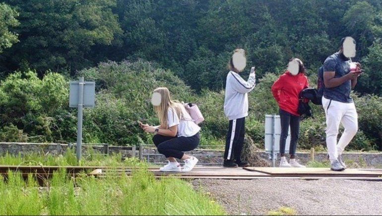 TikTok: usuarios se juegan la vida tomando selfies sobre la vía del tren en Gales