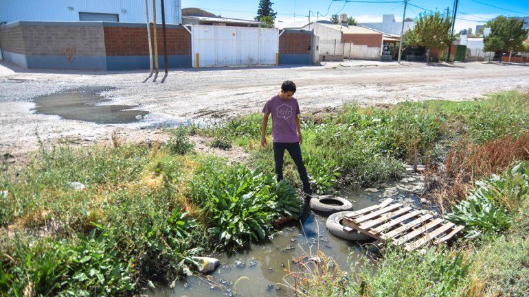 El problema para los vecinos de calle 12 de Septiembre se repite a diario.