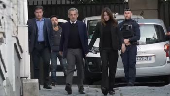 Sarkozy salió de su domicilio rumbo a la cárcel de La Santé de la mano de su esposa, Carla Bruni. Sarkozy salió de su domicilio rumbo a la cárcel de La Santé de la mano de su esposa, Carla Bruni.