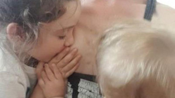Amamanta a su hijo de 4 años y se ríe de las críticas