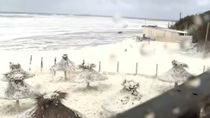 El extraño fenómeno se registró en la Costa Atlántica, azotada por una ciclogénesis. El extraño fenómeno se registró en la Costa Atlántica, azotada por una ciclogénesis.