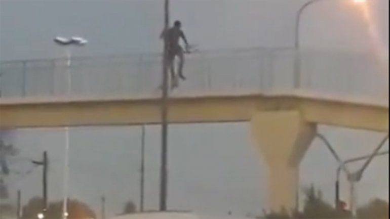 Peligrosa diversión: se tiran desde lo alto de un puente por un poste de luz