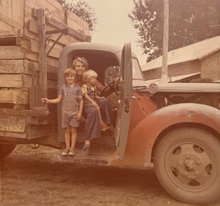 La madre de Jane Harris junto a sus nietos, por llevar las manzanas en palets al galpón. Foto: gentileza Harris. La madre de Jane Harris junto a sus nietos, por llevar las manzanas en palets al galpón. Foto: gentileza Harris.