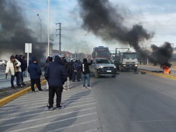 El SOMU había iniciado cortes intermitentes sobre la Ruta Provincial N°1 y la Ruta Nacional N°3, en el acceso norte a la ciudad de Puerto Madryn. Fuente: @pescaremdp