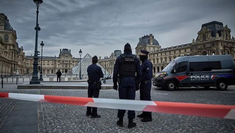 Los ladrones lograron llevarse del Louvre ocho objetos valuados en más de 100 millones de dólares.  Los ladrones lograron llevarse del Louvre ocho objetos valuados en más de 100 millones de dólares.