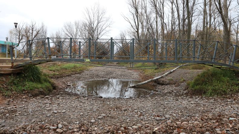 La pasarela que conecta las instalaciones del Paseo Costero de Centenario con la zona de La Isla Es un brazo poco profundo, pero esta vez viene seco. | LM Neuquen La pasarela que conecta las instalaciones del Paseo Costero de Centenario con la zona de La Isla Es un brazo poco profundo, pero esta vez viene seco.