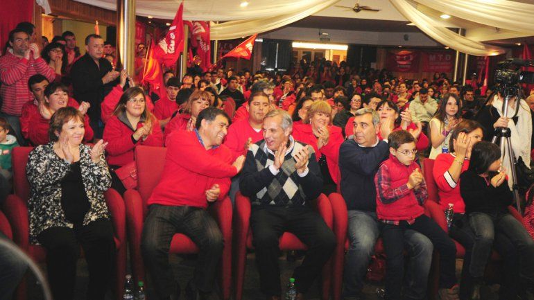 Kaiser junto a Sapag y dirigentes del Movimiento por un Techo Digno.