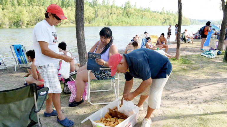 Cientos de vendedores recorren todos los días