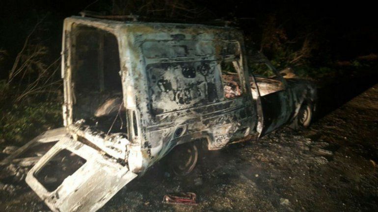 Así quedó el vehículo del hombre que intentó pasarse de vivo.