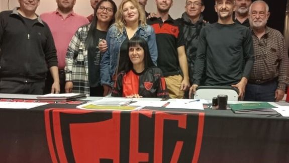 Chubut: Natalia Poblete (sentada), presidenta de Gaiman FC.