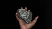 Imagen de archivo de un minero mostrando un pedazo de mineral de cobre de las minas Kilembe, a los pies de los montes Rwenzori, Uganda. REUTERS/James Akena