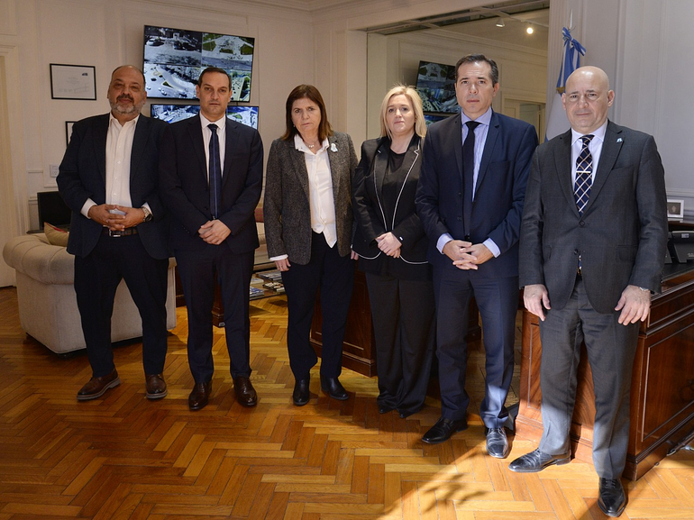 Al lado de Bullrich el ministro de Seguridad Matias Nicolini, la presidenta del TSJ Soledad Gennari y el Fiscal General José Gerez. En los extremos funcionarios nacionales. Al lado de Bullrich el ministro de Seguridad Matias Nicolini, la presidenta del TSJ Soledad Gennari y el Fiscal General José Gerez. En los extremos funcionarios nacionales.