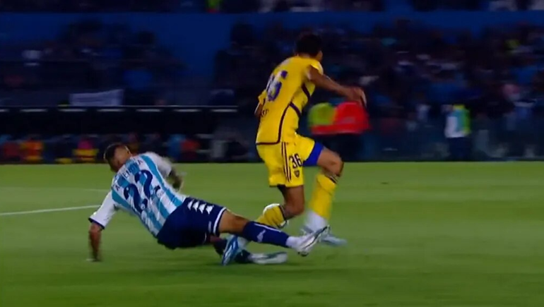 El momento de la infracción de Almendra a Medina.&nbsp;