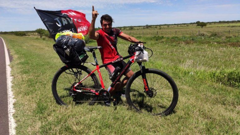 Viaja desde Santa Fe a Paraguay en bici para ver la final de la Sudamericana