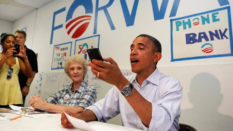 Obama y un iPhone de juguete