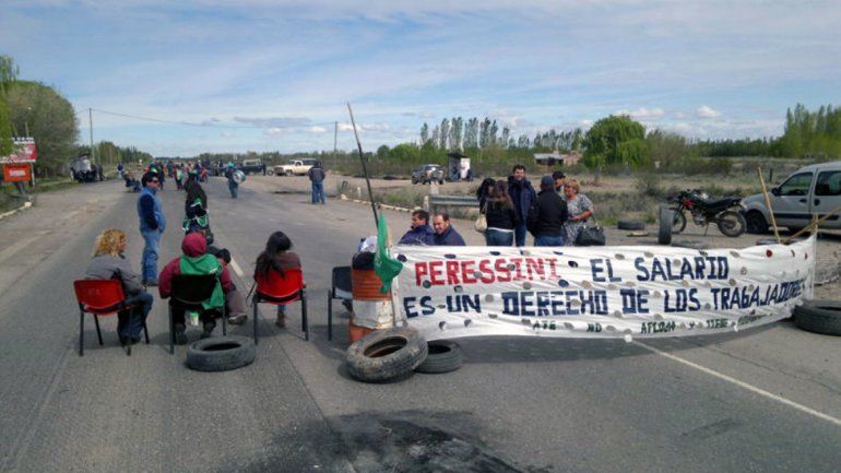 Municipales de Plottier nucleados en ATE impiden el tránsito en la Ruta 22 a la altura de China Muerta.
