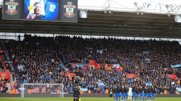 Emotivo minuto de silencio en la Premier League por la muerte de Sala