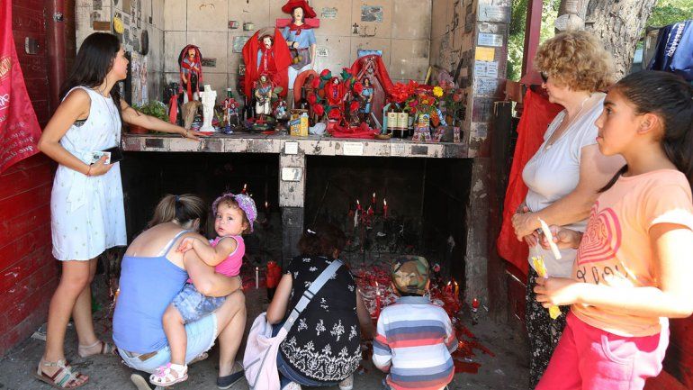 Grandes y chicos le fueron a pedir por salud y trabajo al Gauchito Gil