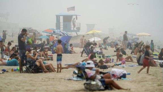 Bañistas invadieron las playas de California pese a la cuarentena