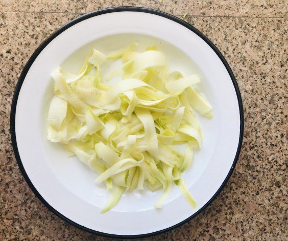Zucchini crudo, cortado en tiras con pela papas.
