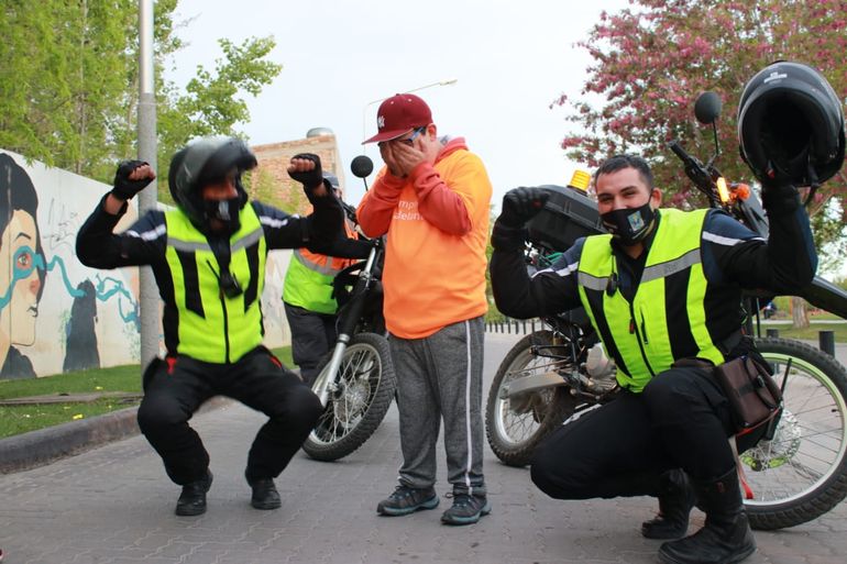 La emoción de Juancito al arriba a la meta y el gran gesto del personal de tránsito.