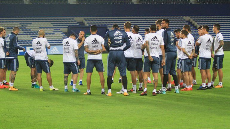 Argentina entrenó anoche en Ecuador y el DT volvió a meter cambios. ¿Quiénes juegan?