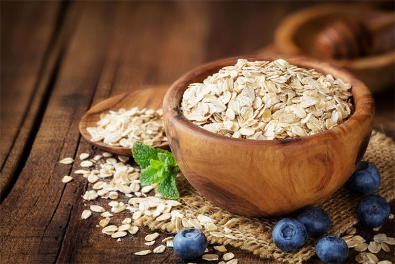 La avena, uno de los ingredientes clave de esta torta invertida de manzana. La avena, uno de los ingredientes clave de esta torta invertida de manzana.