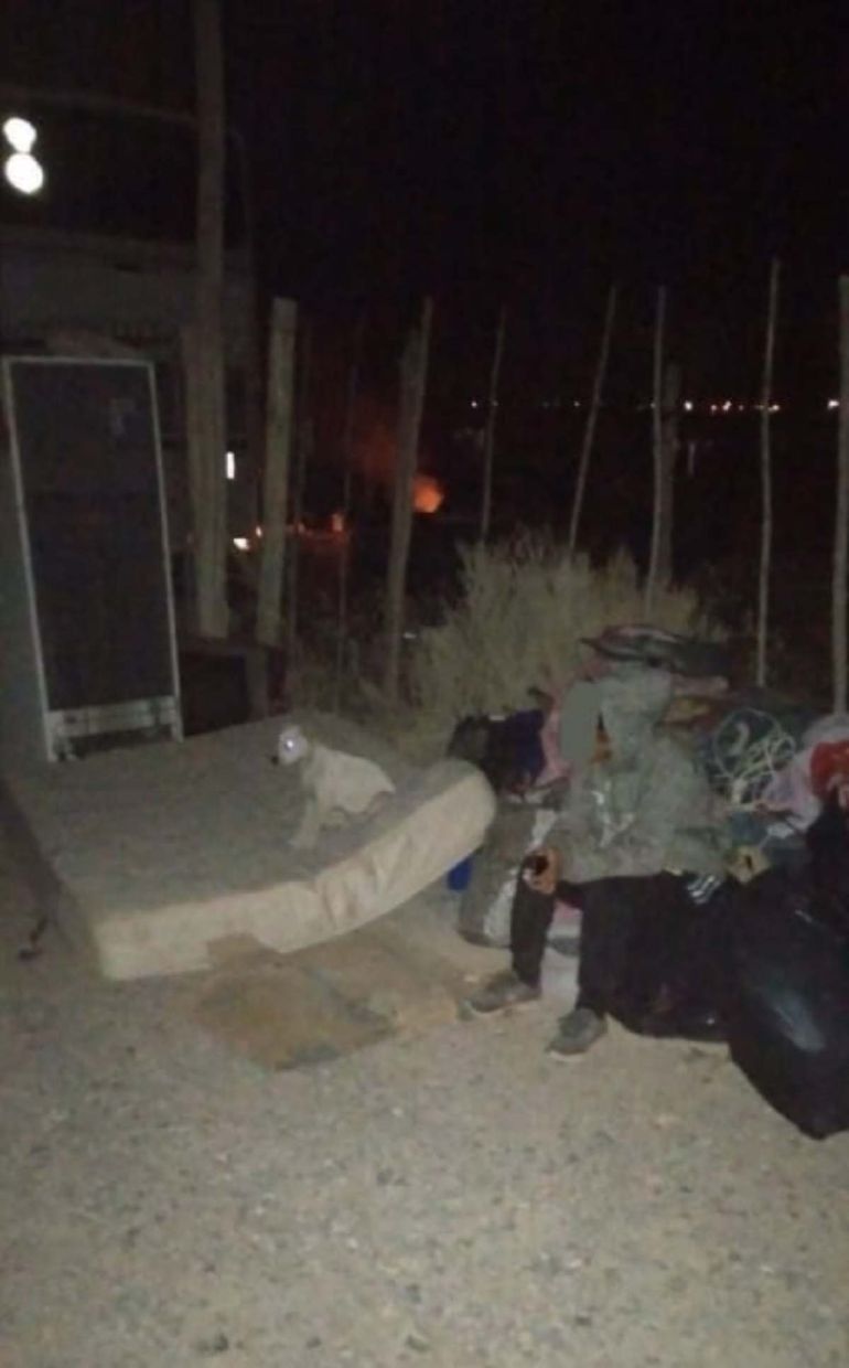 Vivía en micro abandonado con 3 hijos, la desalojaron y pide ayuda