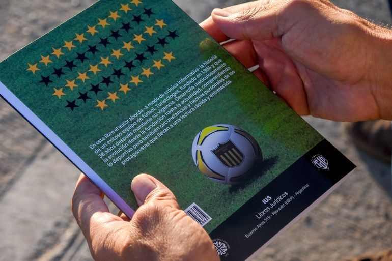 Las estrellas amarillas y negras que aparecen en la contratapa del libro da cuenta de los 47 campeonatos logrados.