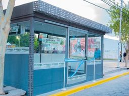 El sistema de aire acondicionado mantiene una temperatura estable dentro del refugio, mientras una pantalla digital informa la llegada de las unidades en tiempo real. El sistema de aire acondicionado mantiene una temperatura estable dentro del refugio, mientras una pantalla digital informa la llegada de las unidades en tiempo real.