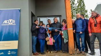 La entrega de las 10 viviendas en Las Ovejas junto a la intendenta Marisa Antiñir.