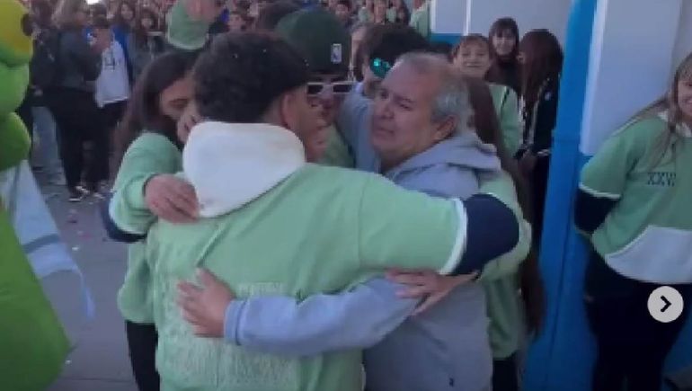 Alumnos sorprendieron al kiosquero de su escuela con un gesto que conmovió a todos.