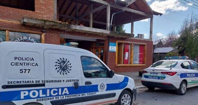 Móviles de la policía en la oficina pública de El Hoyo: desdde un primer momento fue claro que el hurto apuntaba a obstruir la acción de la Justicia de Faltas local. Móviles de la policía en la oficina pública de El Hoyo: desdde un primer momento fue claro que el hurto apuntaba a obstruir la acción de la Justicia de Faltas local.