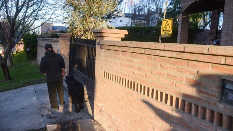 El dueño de una casa ubicada en calle Basavilbaso al 1400 y el cerco electrificado que puso luego de un robo.