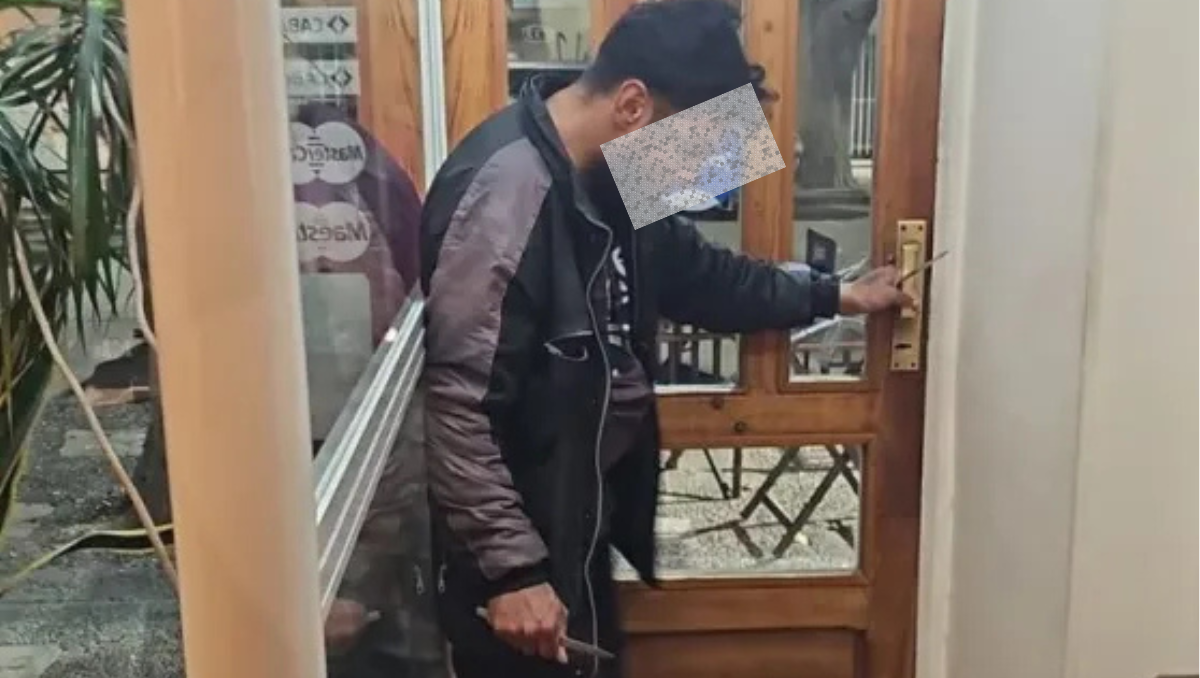 El dramático momento en el que el joven ingresó armado al restaurante en el centro de Neuquén