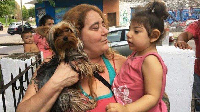 La mujer usa el aceite para curar su artrosis y ayudar a niños enfermos.