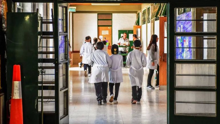 El gobernador Rolando Figueroa dijo que el inicio del ciclo lectivo 2026 está garantizado / Foto Archivo