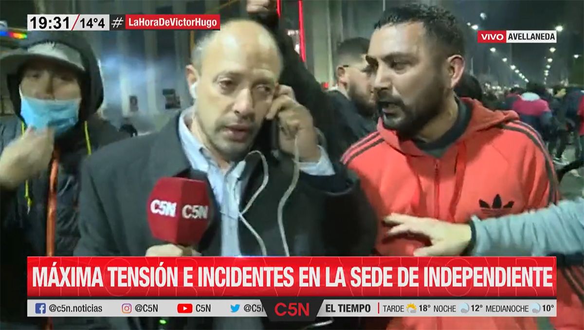 Video: hinchas de Independiente atacaron a un notero de C5N