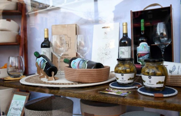 Los vinos PH, en una muestra de emprendimiento de mujeres pampeanas que se realiza en Santa Rosa. Los vinos PH, en una muestra de emprendimiento de mujeres pampeanas que se realiza en Santa Rosa. 