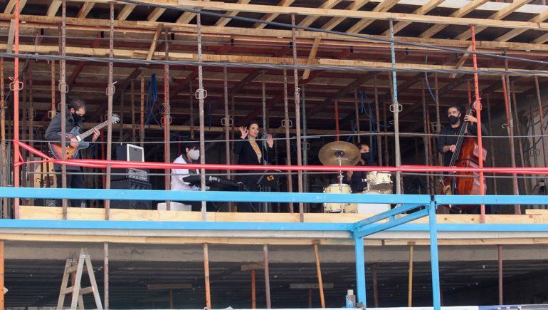 Bautismo cultural: celebran cada avance de la construcción con un evento artístico