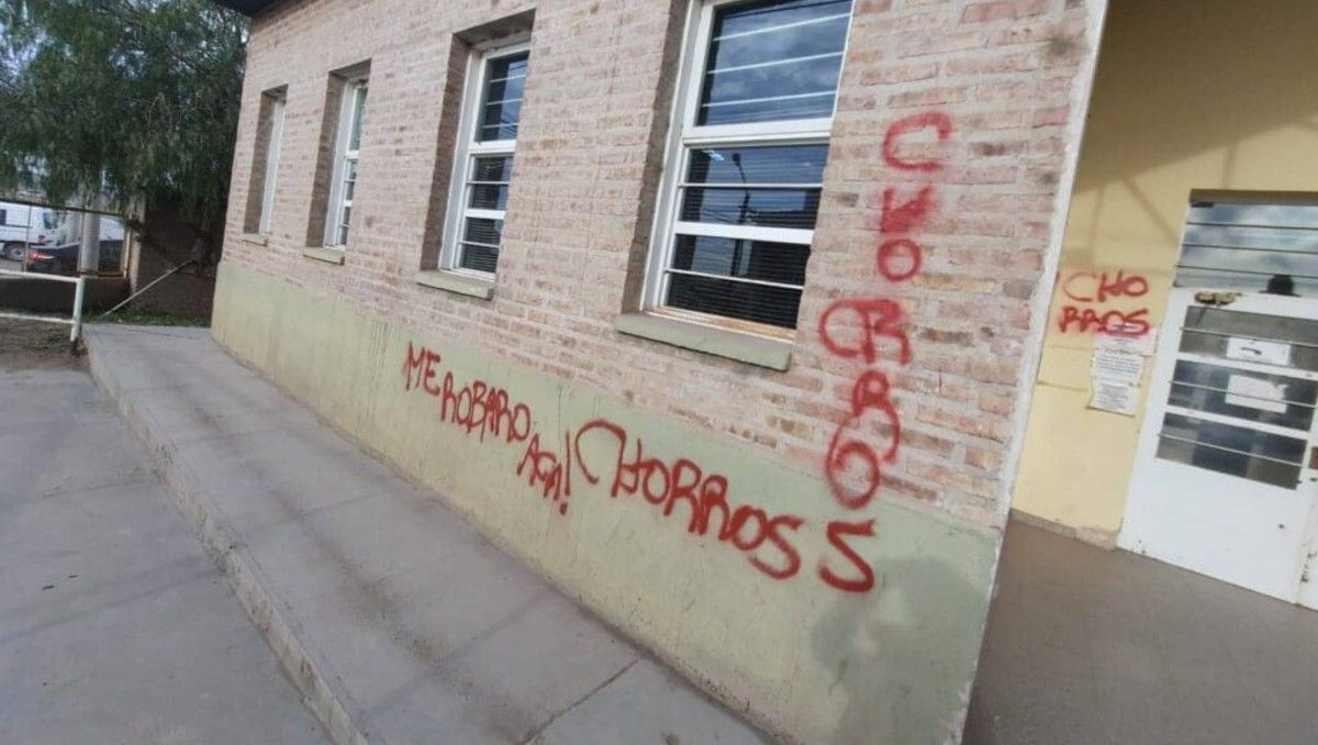 Le robaron el celu con las fotos del padre muerto y escrachó a la escuela