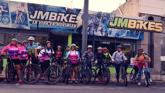 Una buena iniciativa: ni la lluvia paró el ritmo de las ciclistas
