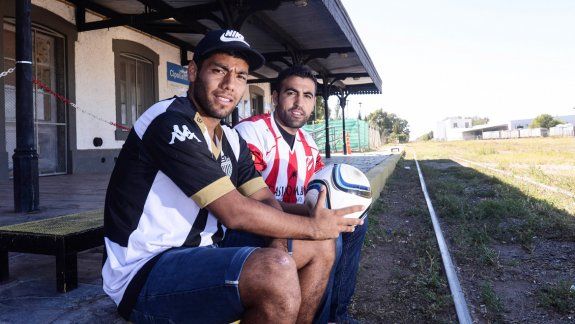 Lucas Mellado, volante central albinegro, y Víctor Manchafico, zaguero del Rojo, en la estación de Cipolletti.