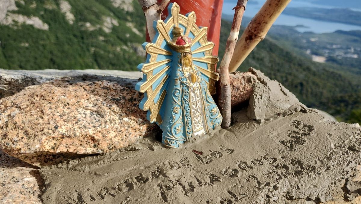 Subió a un cerro para cumplir con la virgen a la que le pidió el Mundial