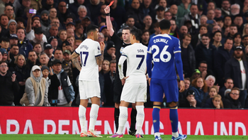 Cuti Romero ve la roja que le muestra el árbitro Oliver. Cuti Romero ve la roja que le muestra el árbitro Oliver.