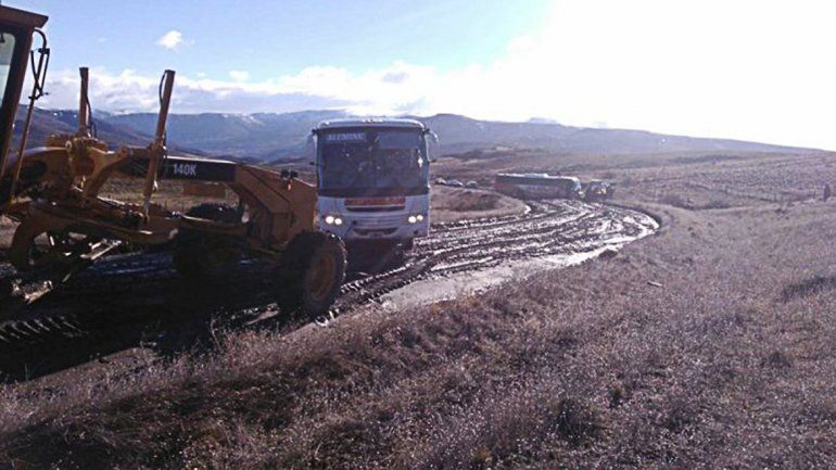 Varios autos y colectivos se quedaron empantanados en la Ruta 23